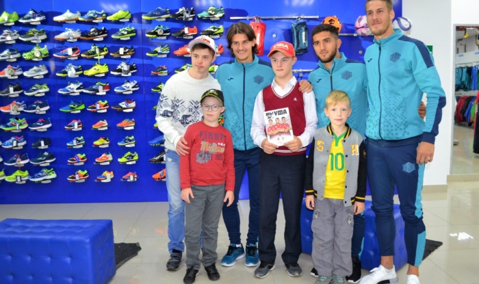 Заставка для - Уфимские ребята с синдромом Дауна взяли автограф у игроков футбольного клуба «Уфа»