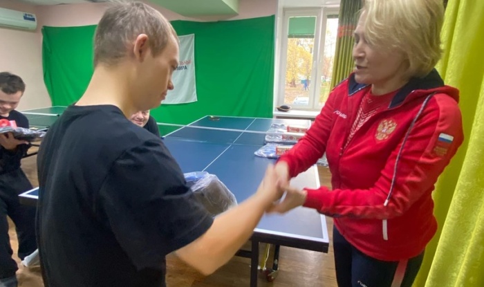 Заставка для - Паралимпийская чемпионка Елена Прокофьева посетила тренировку по настольному теннису ребят с синдромом Дауна в Уфе
